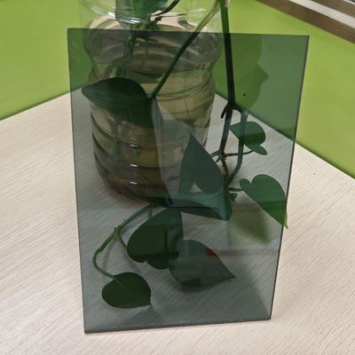 2mm 회색 4피트-7피트 폴리카보네이트 지붕판은 장기생과 내구성을 위해 극한의 날씨에도 견딜 수 있습니다.