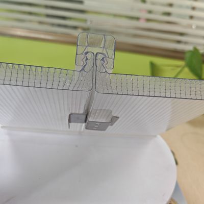 좋은 가격 6중 U자형 잠금 폴리카보네이트 시트 - 뛰어난 단열 온라인으로