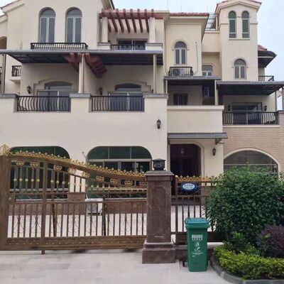 회색 알루미늄 프레임 및 회색 폴리카보네이트 지붕 어닝, 열팽창 수용 및 방수 밀봉 시스템을 갖춘 야외 쉼터용으로 설계