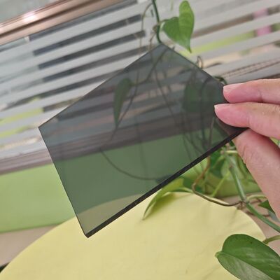 좋은 가격 공장 공급 5mm 회색 폴리카보네이트 솔리드 시트, 스크래치, 화학 물질 및 UV 저항을 위한 하드 코팅 표면의 경량 내구성 패널 온라인으로