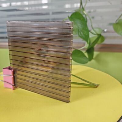 좋은 가격 브론즈 PC 중공 시트 방화 등급 B1 폴리카보네이트 패널, 건설 지붕 및 클래딩 솔루션에 이상적 온라인으로